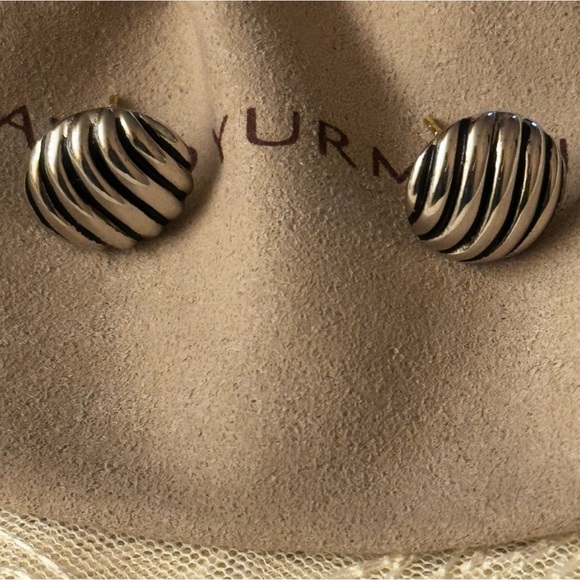 David Yurman Classic sculpted Stud earrings - Picture 11 of 12